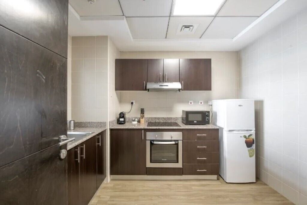 Refrigerador, microondas, lavavajillas y cafetera y tetera 