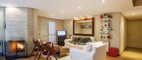Deluxe Apartment | Living area | Flat-screen TV
