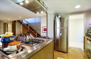 Apartamento luxo | Cozinha privada | Geladeira grande, micro-ondas, fogão