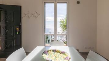 Apartamento conforto, 2 quartos, vista para o mar, na torre | Área de estar | TV