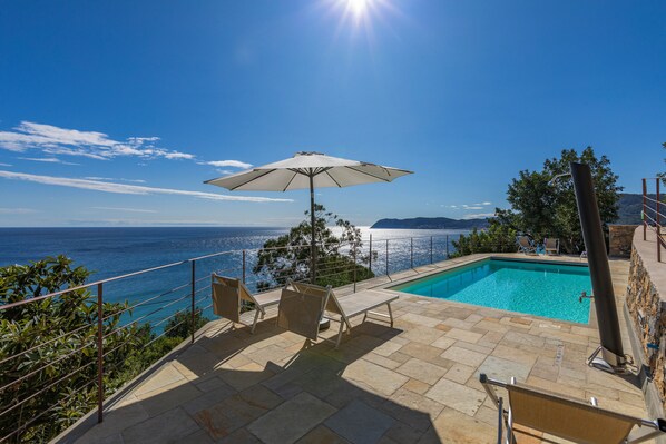 Piscine extérieure (ouverte en saison), piscine sur le toit