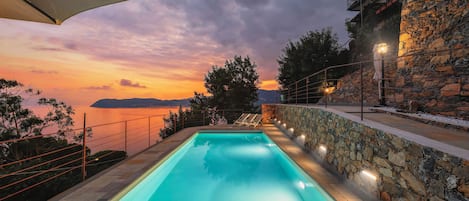 Piscina stagionale all'aperto, una piscina in terrazza