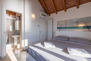 Deluxe appartement, 2 slaapkamers, uitzicht op de baai, in toren | Donsdekens, individueel gedecoreerd, individueel gemeubileerd