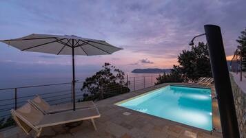 Kauden mukainen ulkouima-allas, katolla sijaitseva uima-allas