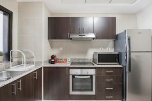 Kylskåp, mikrovågsugn, diskmaskin och brödrost