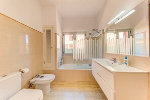 Bathtub, towels
