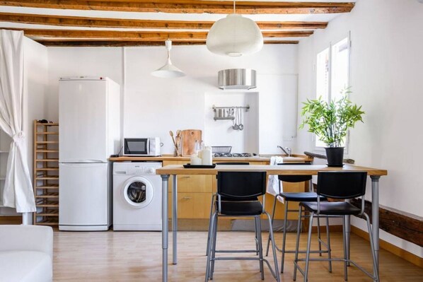 Fridge, microwave, stovetop, coffee/tea maker