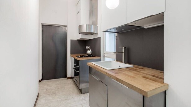 A compact kitchen with a wooden countertop, stainless steel appliances, and a modern design. - Cennano Suite - enter apartment (Montevarchi)
