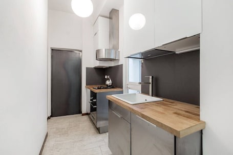 Fridge, microwave, oven, stovetop. Cennano Suite - enter apartment