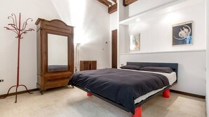 A bedroom with a bed, a wardrobe, and a mirror. - Cennano Suite - enter apartment (Montevarchi)