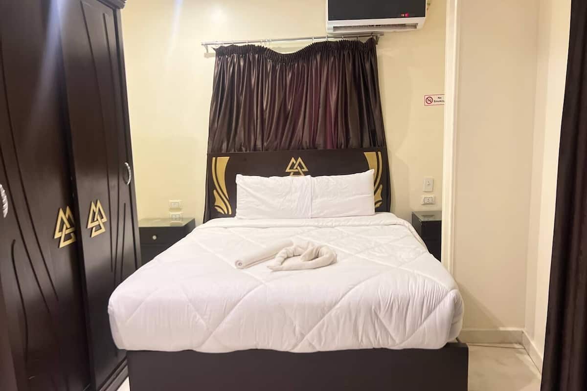 1 bedroom, Egyptian cotton sheets, premium bedding, pillow-top beds