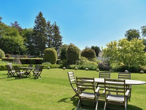 Outdoor dining - 1 bedroom accommodation in Pitscandly, near Forfar (Pitscandly, near Forfar)