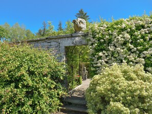 Property grounds - 1 bedroom accommodation in Pitscandly, near Forfar (Pitscandly, near Forfar)