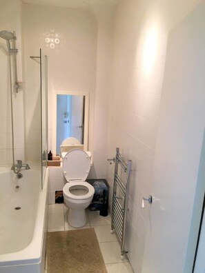 Appartement | Salle de bain | Baignoire profonde, serviettes fournies