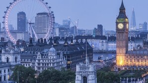 A cityscape with the London Eye, Big Ben, and the Palace of Westminster. - Aparthotel Crystal Palace (London)