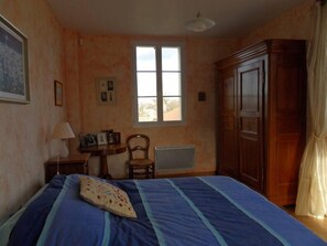 6 Schlafzimmer, Schreibtisch, Bügeleisen/Bügelbrett, WLAN