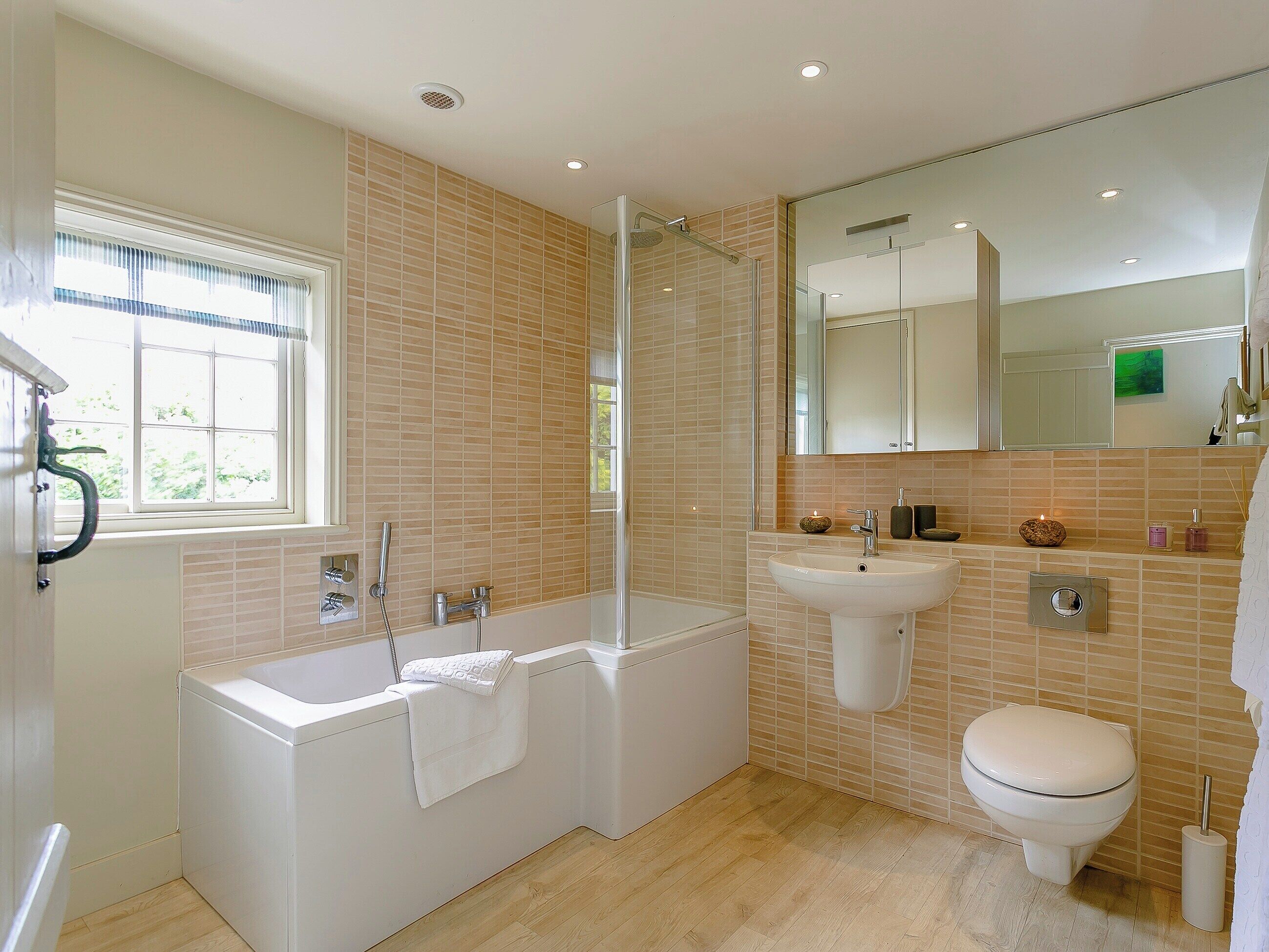 Ein modernes Badezimmer mit Badewanne, Waschbecken und Toilette.