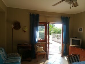 Living area - Apartment with garden overlooking the sea (Torremezzo di Falconara)