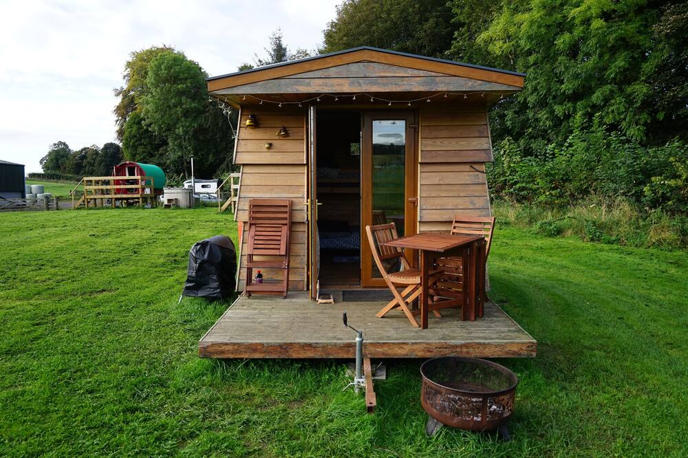 Unique, Off- Grid Beehive Pod at Westcote Glamping