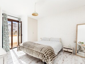 1 habitación, tabla de planchar con plancha, internet y ropa de cama 
