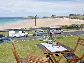 Outdoor dining - 1 bedroom accommodation in Newquay (Newquay)