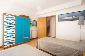 2 slaapkamers, een strijkplank/strijkijzer, beddengoed