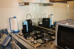 Fridge, microwave, oven, stovetop - Arcomarino - apartment in a prestigious historic villa (Grimaldi)