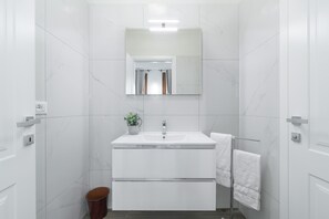 Een douche, een haardroger, handdoeken, toiletpapier