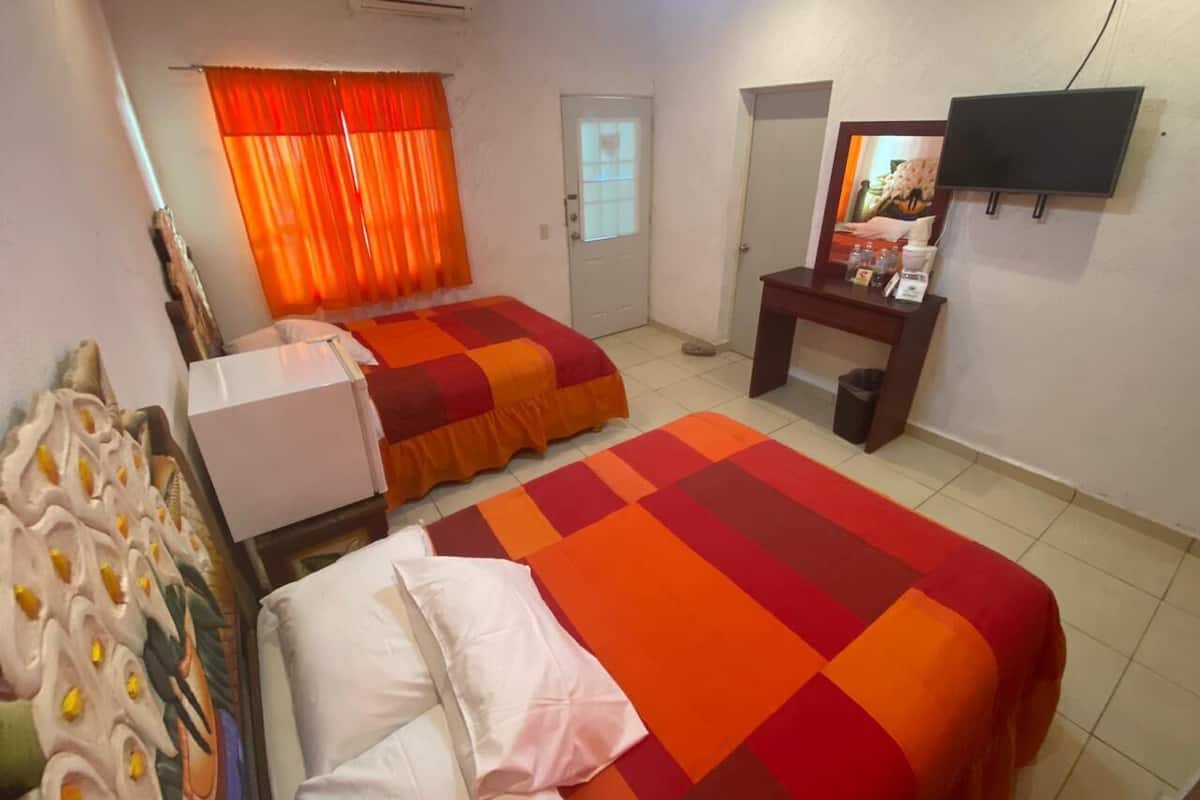 Standaard tweepersoonskamer, 2 tweepersoonsbedden | Extra bedden, gratis wifi, beddengoed, rolstoeltoegankelijk