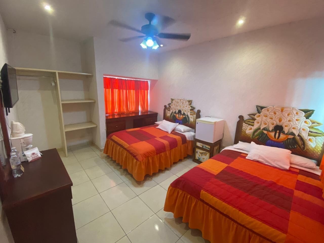 Habitación doble estándar, 2 camas matrimoniales | Camas extra, wifi gratis, ropa de cama y acceso para silla de ruedas 