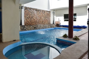 Una piscina al aire libre