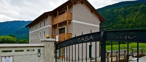 المنشأة من الخارج