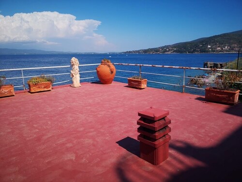 Apartment in villa with private access to the sea