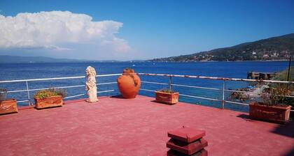 Apartment in villa with private access to the sea