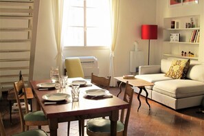 Living area - Cozy and modern studio apartment by Mmega (Florence)