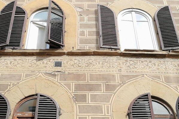 Exterior detail - Cozy and modern studio apartment by Mmega (Florence)