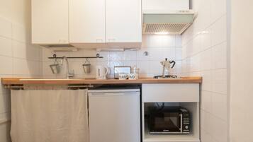 Fridge, stovetop, coffee/tea maker, toaster