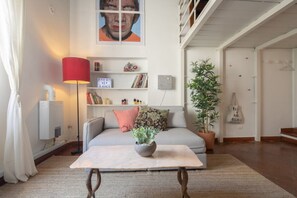 Living area - Cozy and modern studio apartment by Mmega (Florence)