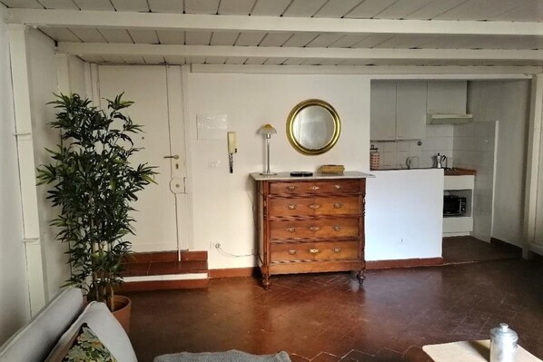 Living area - Cozy and modern studio apartment by Mmega (Florence)