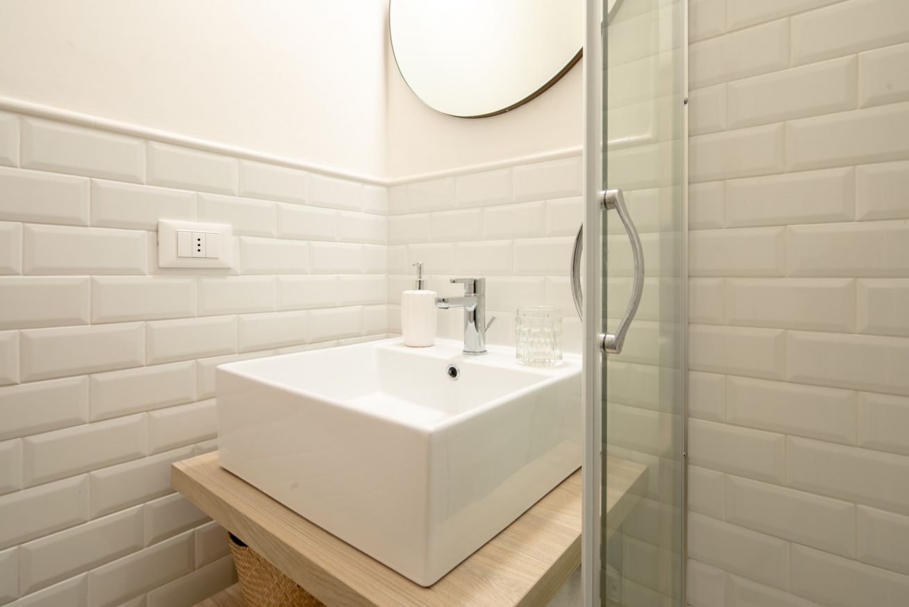 Dusche, Haartrockner, Handtücher, Shampoo
