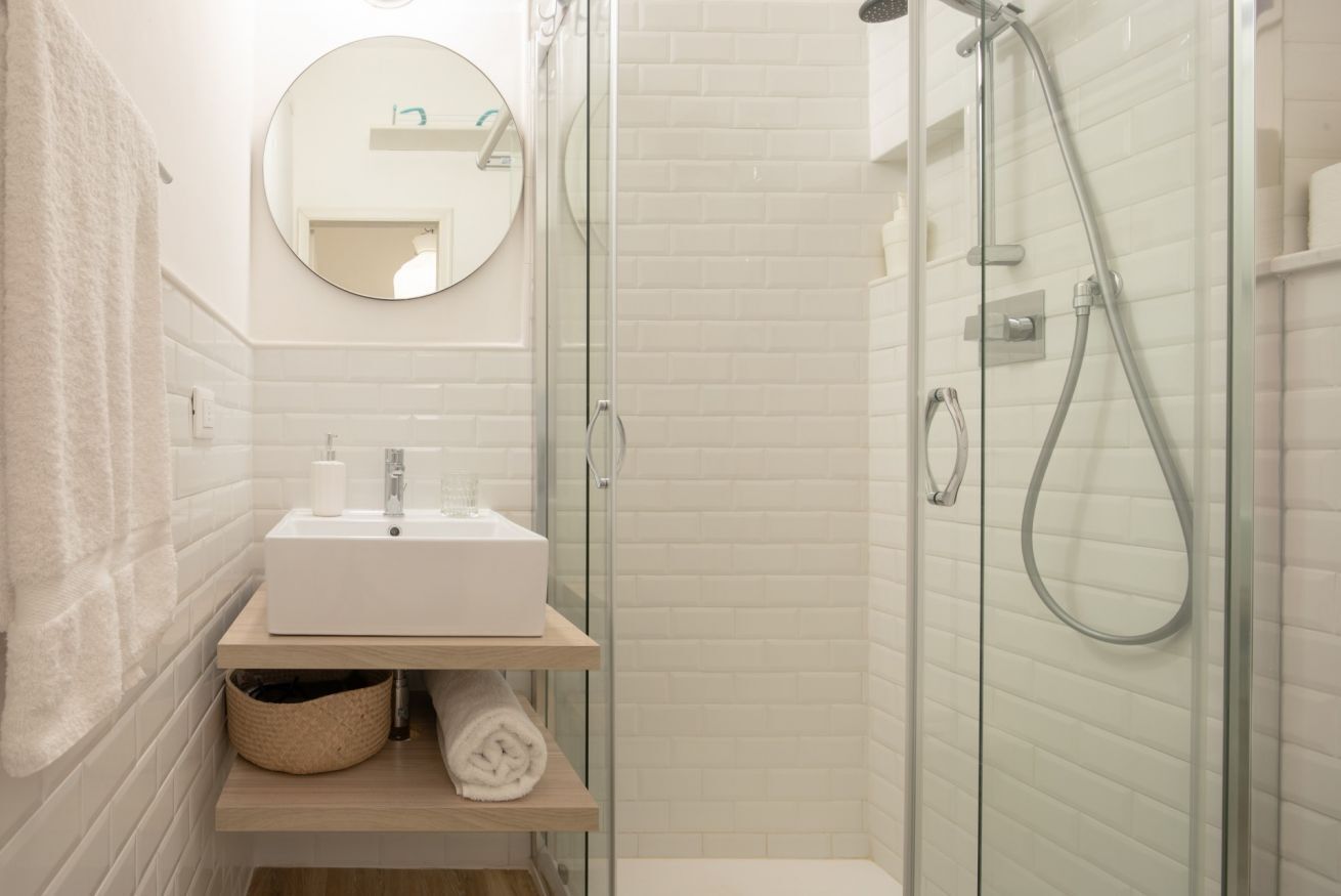 Douche, sèche-cheveux, serviettes fournies, shampoing