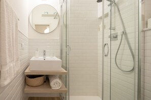 Shower, hair dryer, towels, shampoo