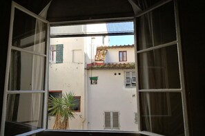 Interior - Cozy and modern studio apartment by Mmega (Florence)