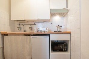 Een koelkast, een kookplaat, een koffiezetapparaat/waterkoker