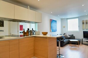 Fridge, microwave, oven, stovetop - A modern apartment, fully equipped with everything needed for a comfortable stay (Portsmouth)