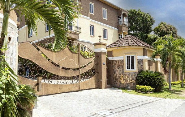 Front of property - Barri Vacation Home (Kingston)