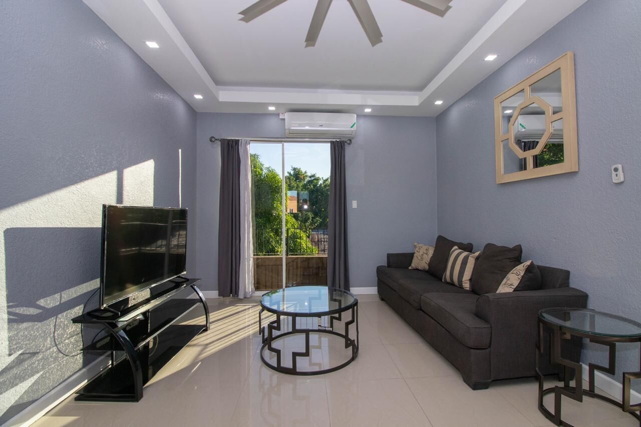 Apartamento superluxo | Área de estar | Smart TV 65 polegadas com canais a cabo, TV