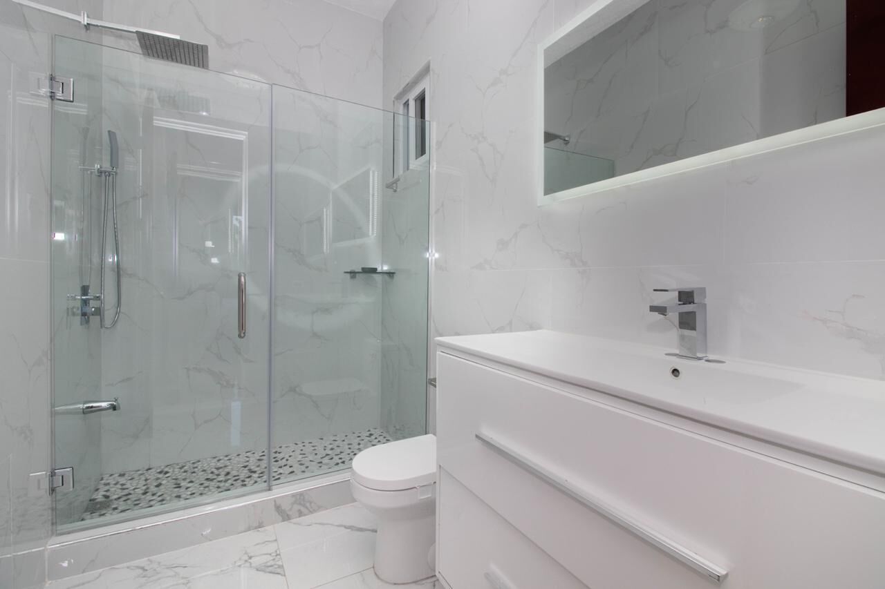 Appartement Luxe | Salle de bain | Douche, douche à « effet pluie », articles de toilette gratuits
