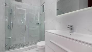 Luxury Apartment | Bathroom | Shower, rainfall showerhead, free toiletries, hair dryer