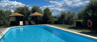 Altabina est un joli logement avec court de tennis e piscine privès.